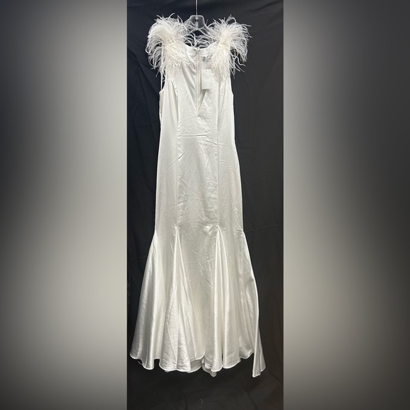 Mac Duggal 68137 NWT FEATHER SHOULDER V-NECK COLUMN GOWN - Picture 6 of 8